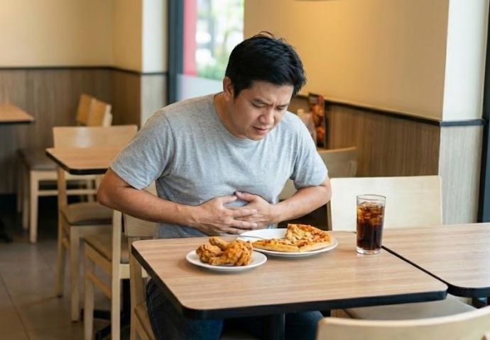 胃脹氣想吐怎麼辦？原因、緩解方法、半夜不適處理看這篇！